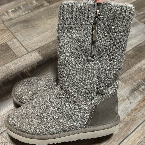 UGG boots YOUTH size 2 - Picture 2 of 4